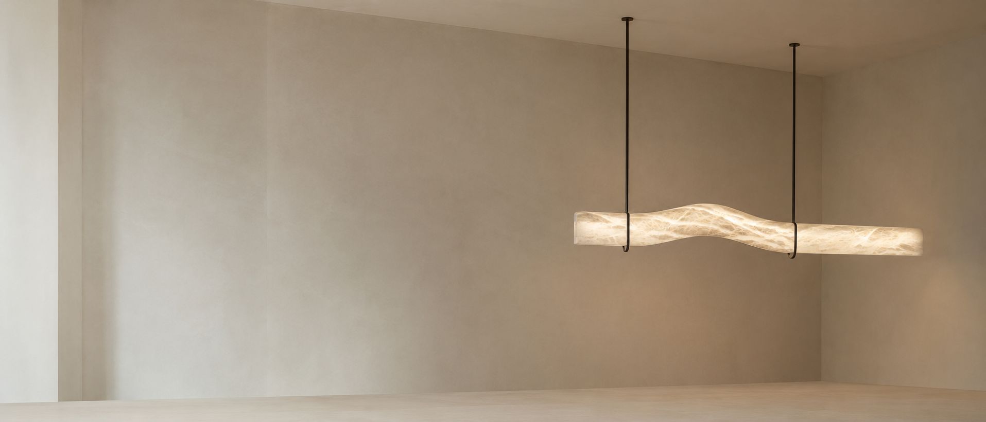 Luminaire Maison Aurélien en albâtre de Teruel diffusant une lumière chaude dans un intérieur minéral.