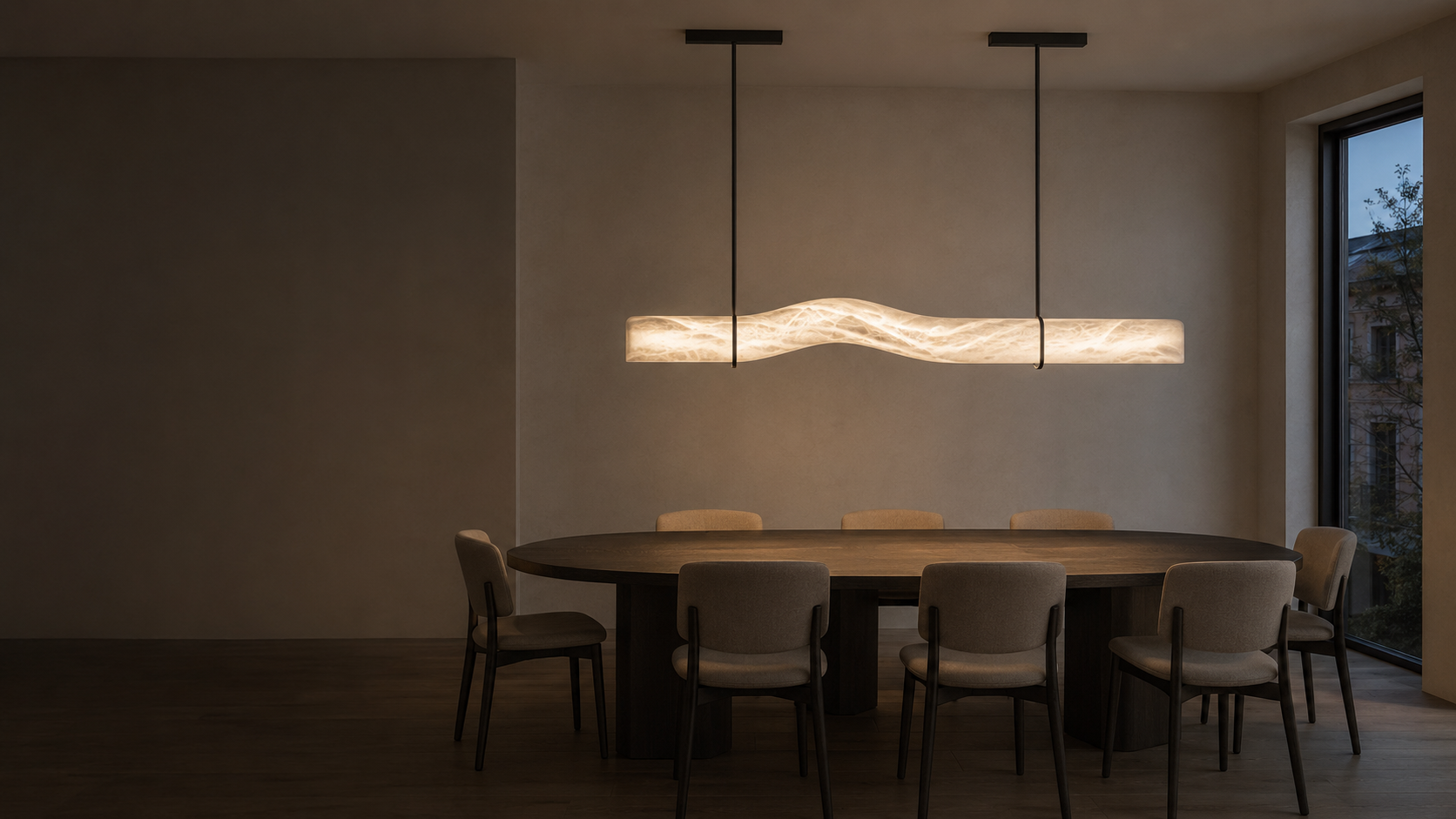 Luminaire en albâtre de Teruel installé au-dessus d’une table dans un intérieur contemporain.