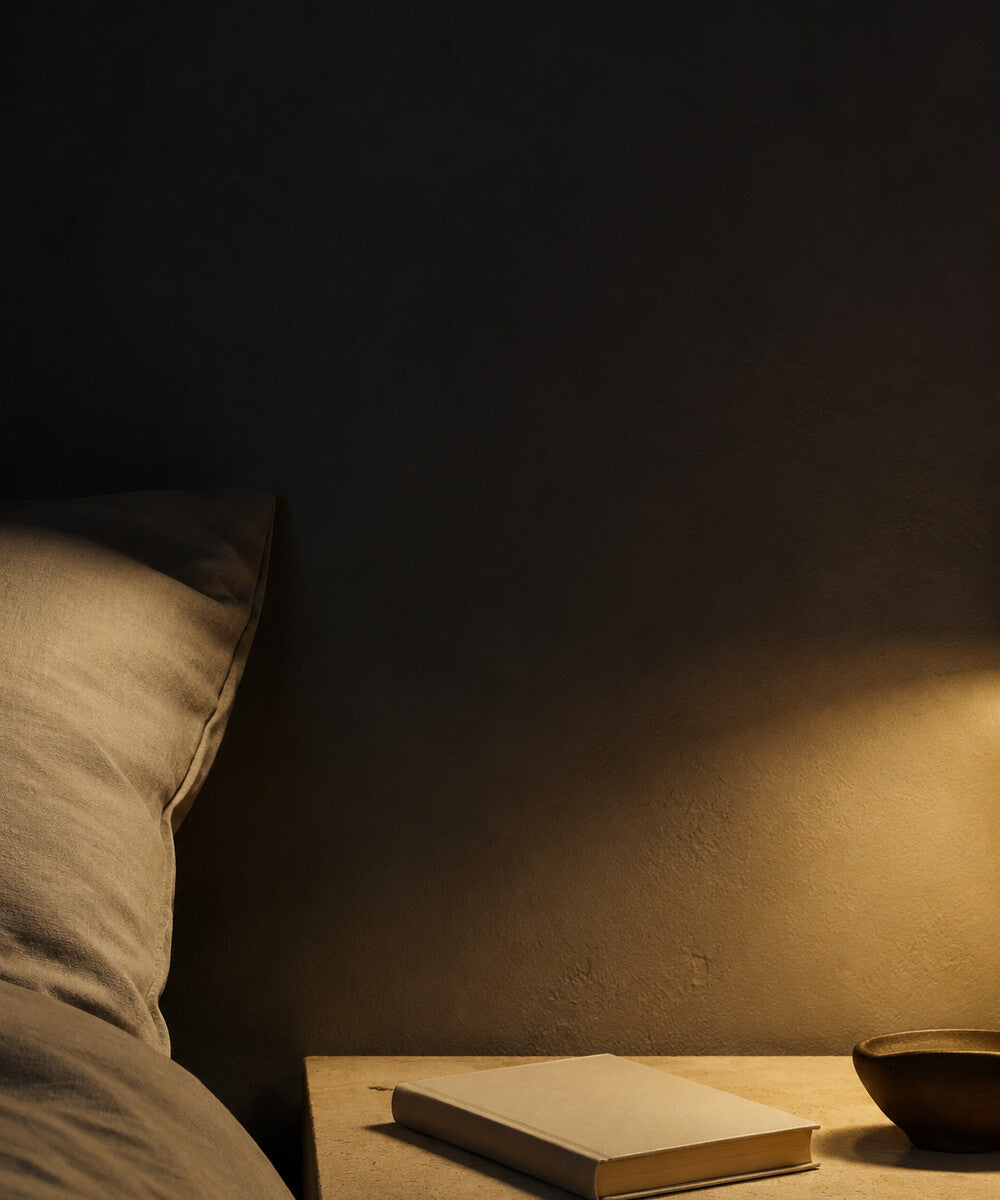 Lueur douce près d’un lit dans un intérieur calme