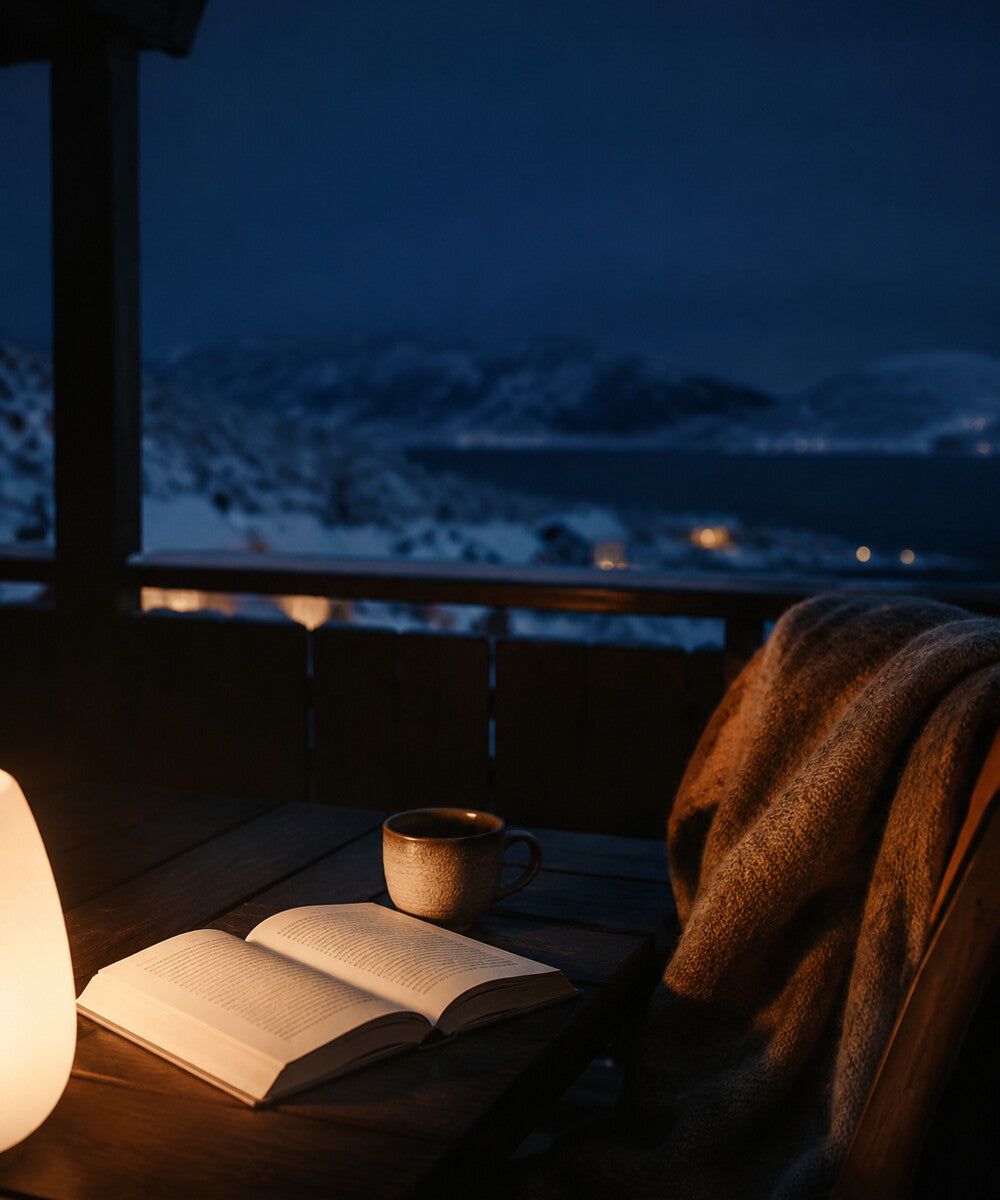 Lecture sur une terrasse à l’heure bleue, éclairée par une lueur nomade